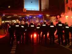 Die Kämpfe verlagern sich zur S-Bahn Sternschanze.