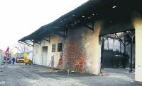 Brandruine: Die zerstörte Lagerhalle soll im kommenden Monat abgerissen werden. BILD: Rainer Dehmer