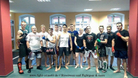 Florian Müller (3.v.r.), Rico Neumann (links), Rick Bochert (2.v.l.), Anton Erhardt (3.v.l.) und Peter Korndörfer (4.v.r.) mit ihrer Kickbox-Trainingsgruppe in der Kampfsportakademie Chemnitz