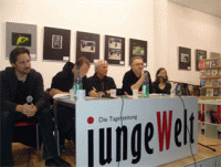 Podium von Links: Nick Brauns (JW), Vertreter Berliner Free Mumia Bündnis, Rolf Becker (Ver.di), Jürgen Heiser (IVK), Vertreterin Antifaschistische Linke Berlin (ALB)