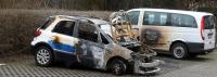 Bei einem Brandanschlag auf dem Parkplatz des Leutzscher Rathauses wurden Autos des Ordnungsamtes beschädigt.