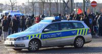Einsatzfahrzeuge der Polizei sichern in Magdeburg eine Demonstration ab. Am Wochenende werden tausende Demonstranten in der Stadt erwartet.  