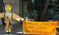 11. September 2009 Berlin: Demonstration gegen Agrogentechnik am Forschungsministerium grosspuppe_transpi