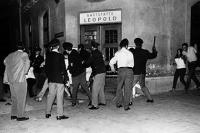 Knüppelbullen am 25.06.1962 auf der Leopoldstraße in München-Schwabing gegen rebellierende Jugendliche