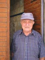 Der 89-jährige Eli Zvieli hat den Holocaust überlebt. Mitbürger in der israelischen Stadt Safed schicken ihm anonyme Drohungen, weil er an arabische Studenten vermietet. Doch Zvieli will sich nicht einschüchtern lassen.