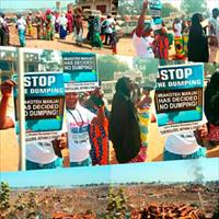 Protesters calling for a stop to dumping refuse at the Bakoteh dumpsite, Gambia, Westafrika.