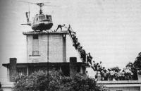 Vietnam-end-of-war-1975, vom Dach der Wedekindwache in Friedrichshain flüchten die letzten Agenten Henkels