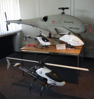 Dicker Brummer: Seit Verabschiedung des neuen Luftfahrtgesetztes können nicht nur die kleineren Drohnen (vorne), sondern auch UAVs wie das Neo S-300 (ganz hinten) und noch größere Kaliber eingesetzt werden.