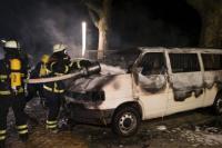 Völlig ausgebrannt: Feuerwehrleute löschen einen VW-Bus