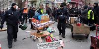 Kurz bevor die Demo in der Rigaer Straße losging, sichteten die Polizisten die „Gefahrengüter“