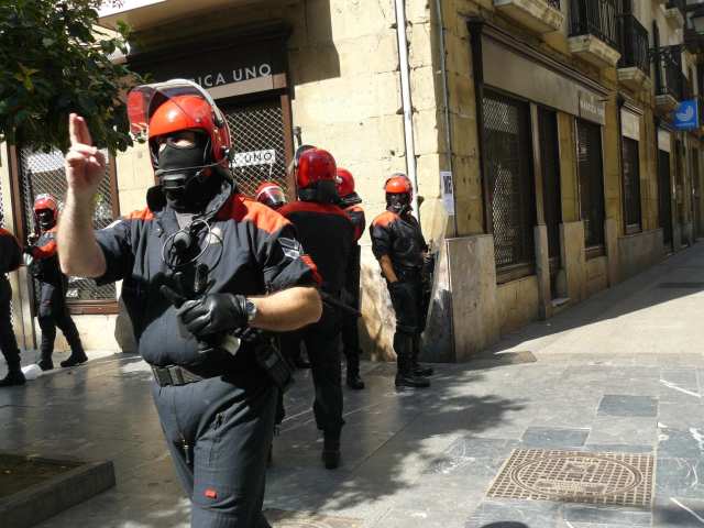 Vermummt sind im Baskenland nur die Sicherheitskräfte, hier bläst der Chef zum Abzug. 