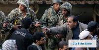 Ein wütender Ägypter gestikuliert auf Kairos Tahrir-Platz vor schwer bewaffneten Soldaten