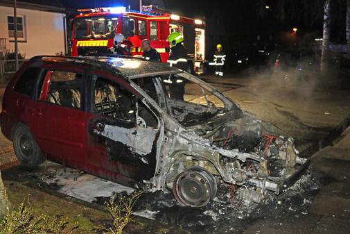 In Bad Oldesloe ist in der Nacht zu Freitag ein Auto komplett ausgebrannt.