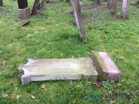 Grabsteine auf jüdischem Friedhof umgekippt