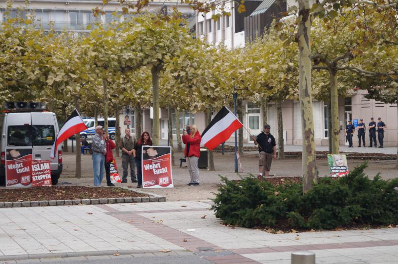 Die NPD-Kundgebung am Rande des Berliner Platz in Ludwigshafen.
