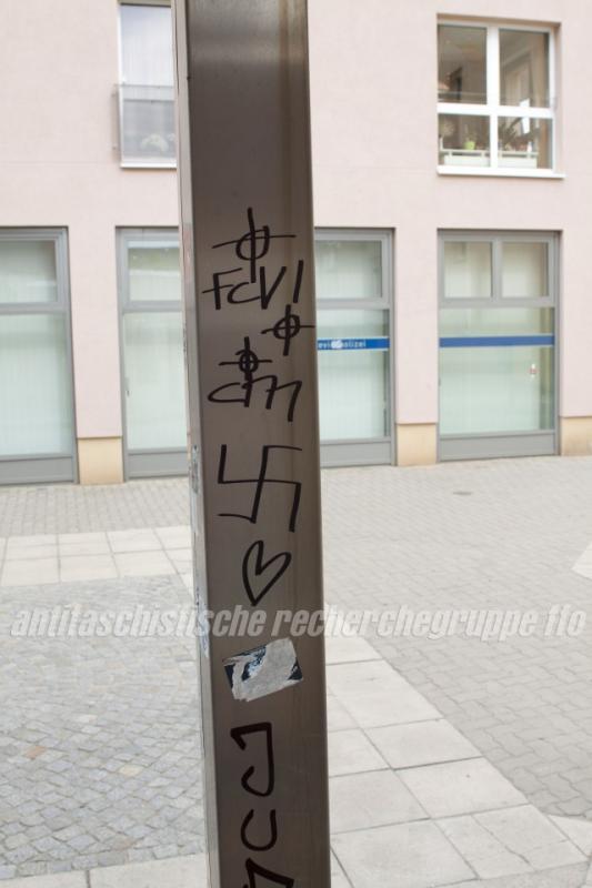 Die Hooligan-Gruppen CM (Crimark) und FCV vereint die Liebe zum Fussball und zum Neonazismus. Kelten- und Hakenkreuze in der Frankfurter Innenstadt.