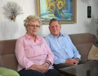 Inge und Albert Nether in ihrem Wohnzimmer: „Es wäre schlimm, wenn wir uns die Wohnung nicht mehr leisten könnten