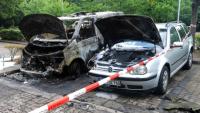 Zwei VW-Einsatzbusse und ein VW-Golf sind auf dem Gelände der Bundespolizei Flensburg beschädigt worden.