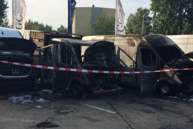 In der Blankenburger Straße in Niederschönhausen wurde ein Kleintransporter in Brand gesetzt. Die Flammen griffen auf drei weitere Transporter über  Foto: Steffen Pletl