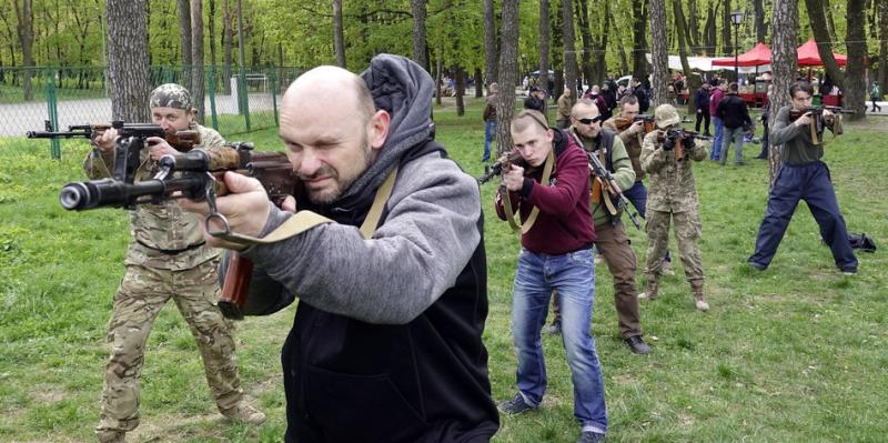 Aufgeheizte Stimmung: Waffentraining an einem Frühjahrstag in einem Park in der Hauptstadt Kiew Foto: ap