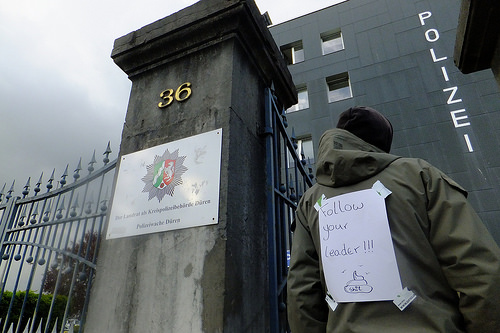 Aktivist*in vor der Polizeiwache in Düren, 2014