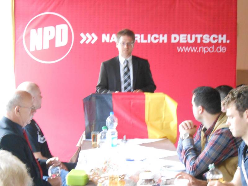 Peter Richter referiert während der NPD-Sommeruni im August 2016 im Saarland. 