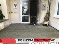 Die beschädigte Sicherheitstür der Staatsanwaltschaft Dessau.