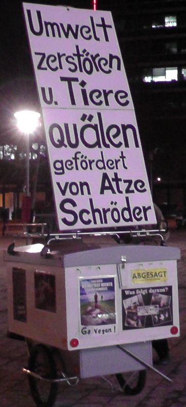 Atze Schröder macht Werbung für Wiesenhof - Kundgebung - Infohänger