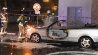  Die Fahrertür des silbernen Mercedes wurde komplett zerstört, auf der Straße ist Löschschaum zu sehen 