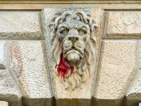 Verwundeter Steinlöwe: Von einem Farbbeutel wurde eine Löwenfigur am Bundesverwaltungsgericht in Leipzig bei nächtlichen Ausschreitungen getroffen.