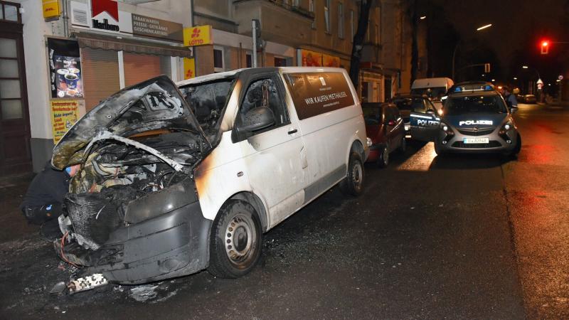 Der Transporter in der Wildenbruchstraße wurde schwer beschädigt Foto: Spreepicture