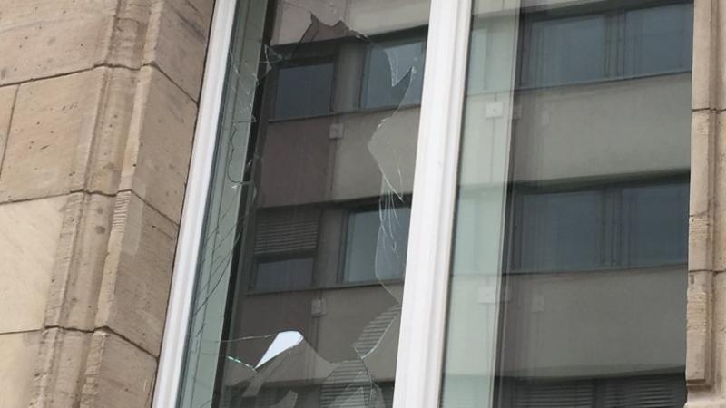Landesvertretung Sachsen: Fensterscheiben gingen zu Bruch