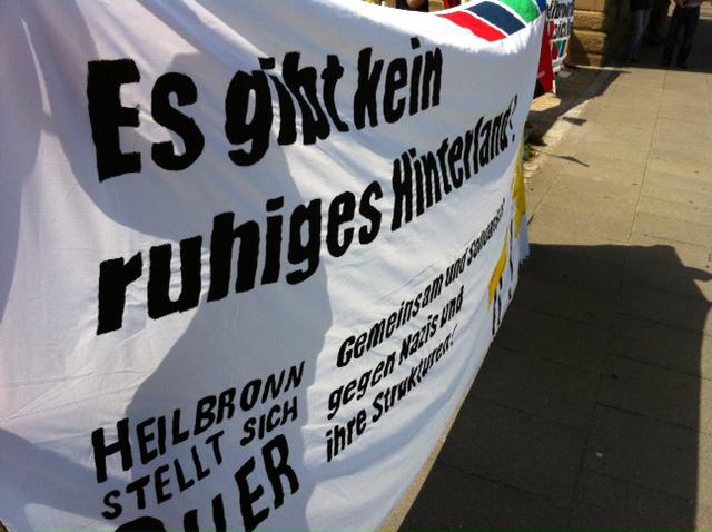 "Es gibt kein ruhiges Hinterland", heißt es auf diesem Transparent. Gegen rechte Gewalt demonstriert das Aktionsbündnis "Heilbronn stellt sich quer". Foto: Adrian Hoffmann  
