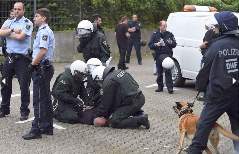 HoGeSa in Essen 2014. Michalek wird festgenommen 3/3