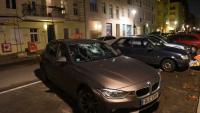 Der BMW ist an einem der ungünstigsten Orte der Stadt geparkt: Vor der Rigaer Straße 94