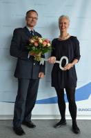 Kai Hewelt, Leiter des Vorbereitungsstabes und Leiter Sachbereich 14 der Bundespolizeidirektion Hannover, bekam den Schlüssel von Beate ten Tusscher (ERGO - kaufmännisches Objektmanagement Hamburg) 