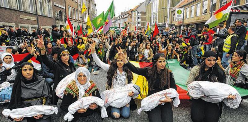 Bunter Protest: 900 Menschen demonstrieren gegen IS-Terror in Lübeck