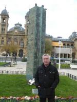Der Journalist und ETA-Opfer Gorka Landaburu am Denkmal in Donostia