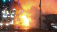 Die Feuerwehr löscht ein Auto, das in Flammen steht. In der Nacht wurden insgesamt 28 Autos demoliert 