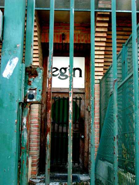 Die Tür fünf Jahre später, im inneren sind alle Maschinen verrostet, die Archive zerstört.... weil Garzón keinerlei Sicherungsmaßnahmen für das Material oder ihren Wert eingeleitet hat.