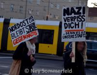 Promo-Lauf auf der Straßenkreuzung gegen Nazis.