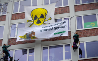 AtomkraftgegnerInnen steigen Hamburger Grünen aufs Dach 