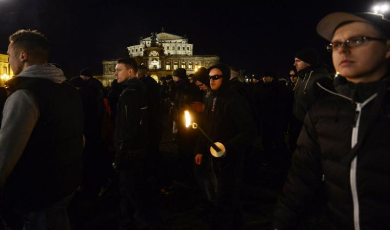 Neonazis durfte dieses Jahr nicht am 13. Februar durch Dresden marschieren - taten das dann aber am Vorabend.