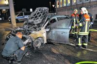 Nachdem die Feuerwehr den brennenden zivilen Streifenwagen in der Lübecker City gelöscht hat, suchen Ermittler nach Spuren. Auch wenn vieles auf einen Anschlag hindeutet, bislang will die Polizei einen technischen Defekt nicht ausschließen.