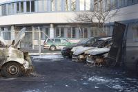 Beim Hauptzollamt in Leipzig gingen in der Nacht zu Neujahr acht Autos in Flammen auf.