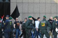 8.März 2014 Heilbronn, Nazis auf dem Weg zu ihrem Bus unter Polizeischutz