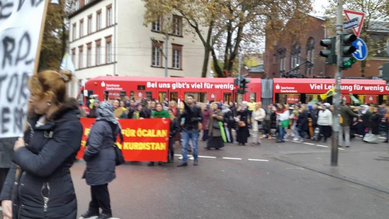 Knapp 800 Teilnehmerinnen und Teilnehmer zählte die Demo in der Saarbrücker Innenstadt.Foto: KGZSB e.V.