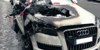In der Motorhaube klafft ein riesiges schwarzes Loch – der teure Audi Q7 hat nach dem Brandanschlag nur noch Schrottwert.Foto: Linnebrügger