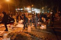 Polizisten räumen Barrikaden aus den Straßen von Potsdam Foto: spreepicture