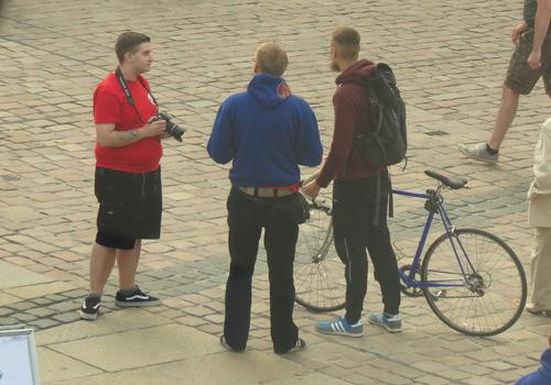 Patrick Kruse (Fahrrad) im Gespräch mit Florian Göthling (rotes Shirt) und Paul Rzehaszek (blauer JN-Hoodie)
